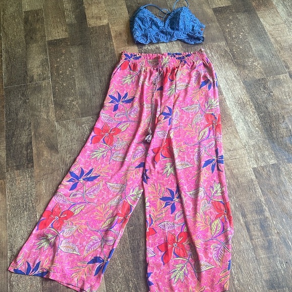 Tropical Bundle 2 piece set Blue Lace Crop Top and Pink Floral Pants - Picture 1 of 8